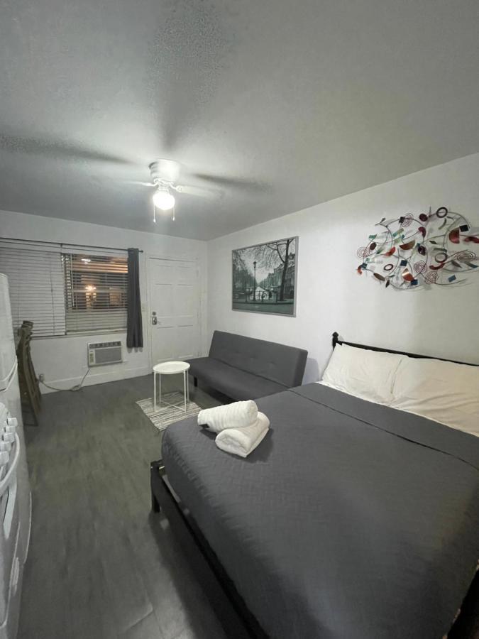 Trendy Pads In Hollywood Apartment Exterior photo